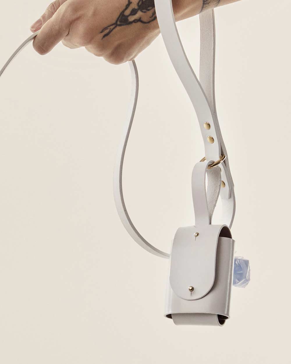 Bag holder · leather Poop Bag Dispenser · white · INDÓMITO
