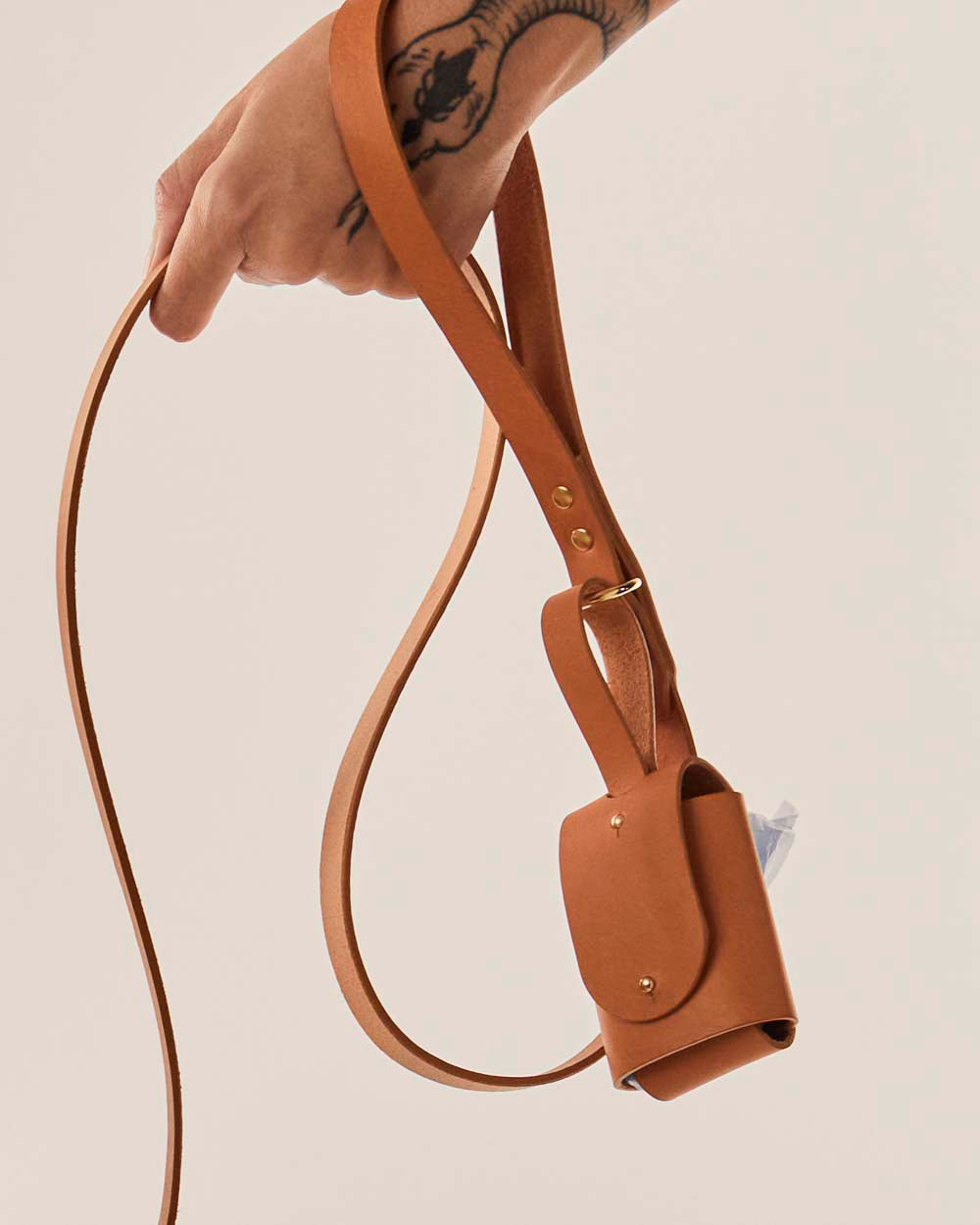 Bag holder · leather Poop Bag Dispenser · camel · INDÓMITO