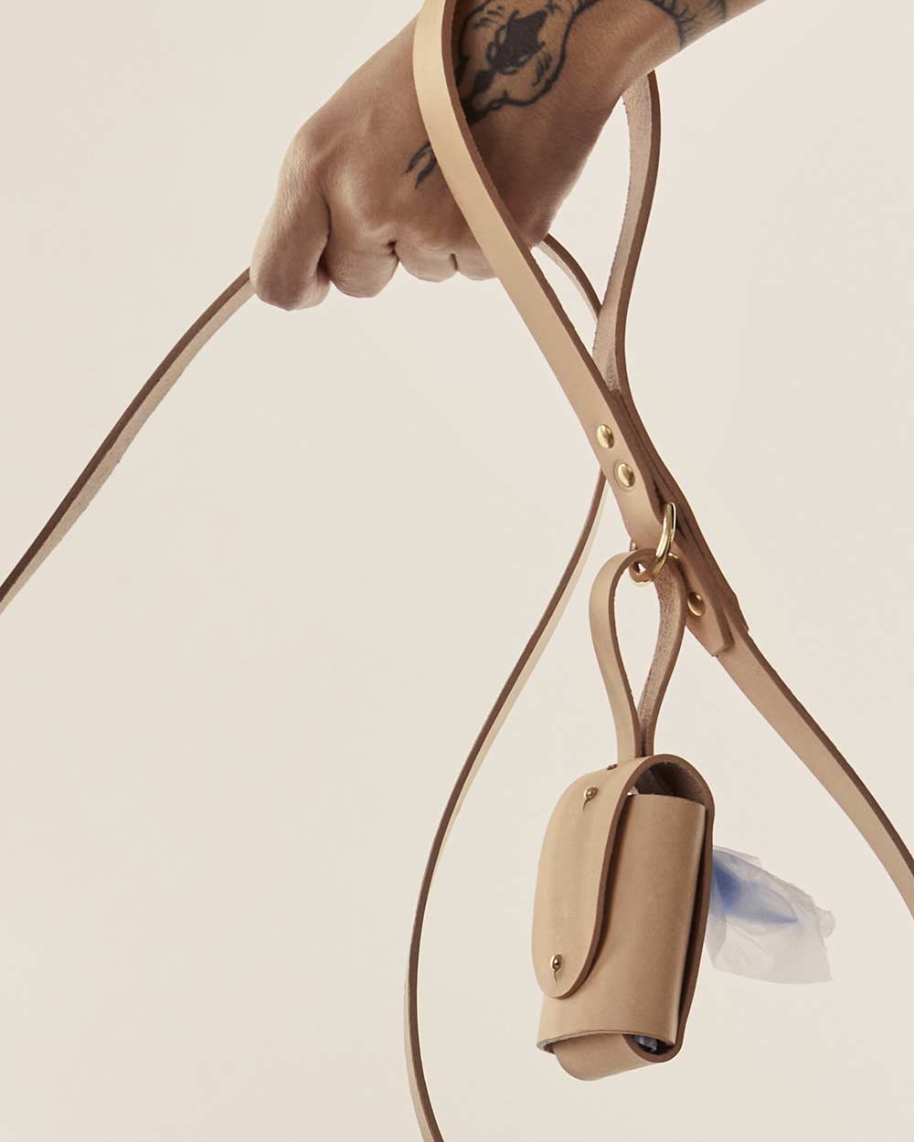 Bag holder · leather Poop Bag Dispenser · nude · INDÓMITO