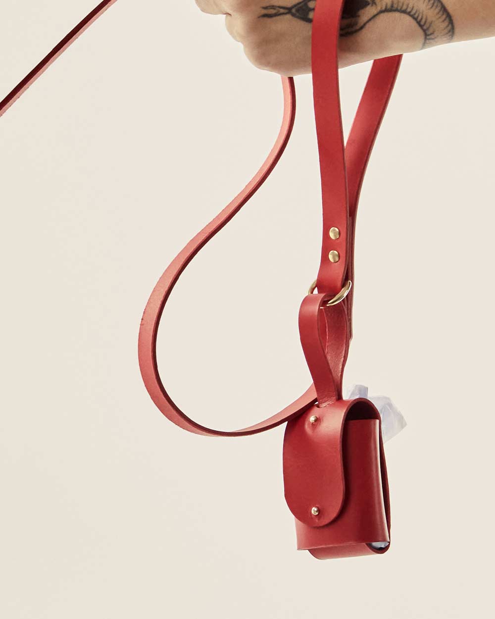 Bag holder · leather Poop Bag Dispenser · red · INDÓMITO