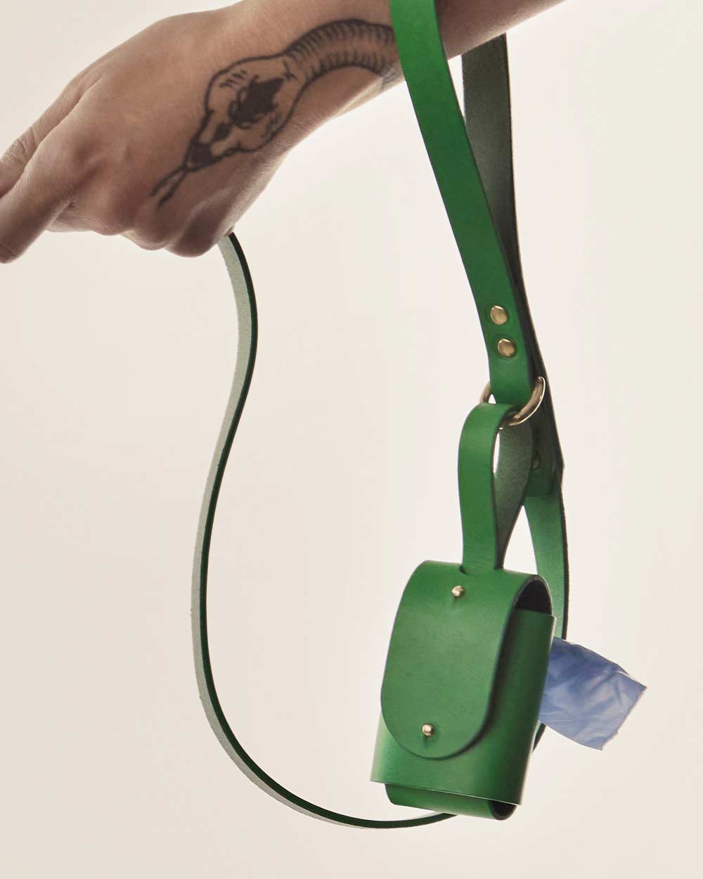 Bag holder · leather Poop Bag Dispenser · green · INDÓMITO